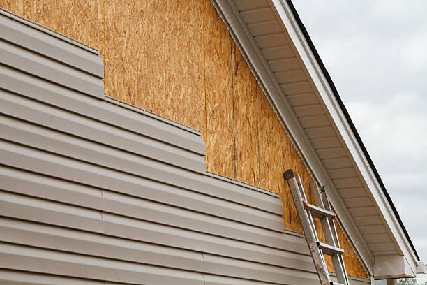 Professional Vinyl Siding technician working in Carroll, OH